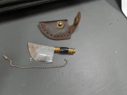 Resin black handle damasicus patterned keychain knife